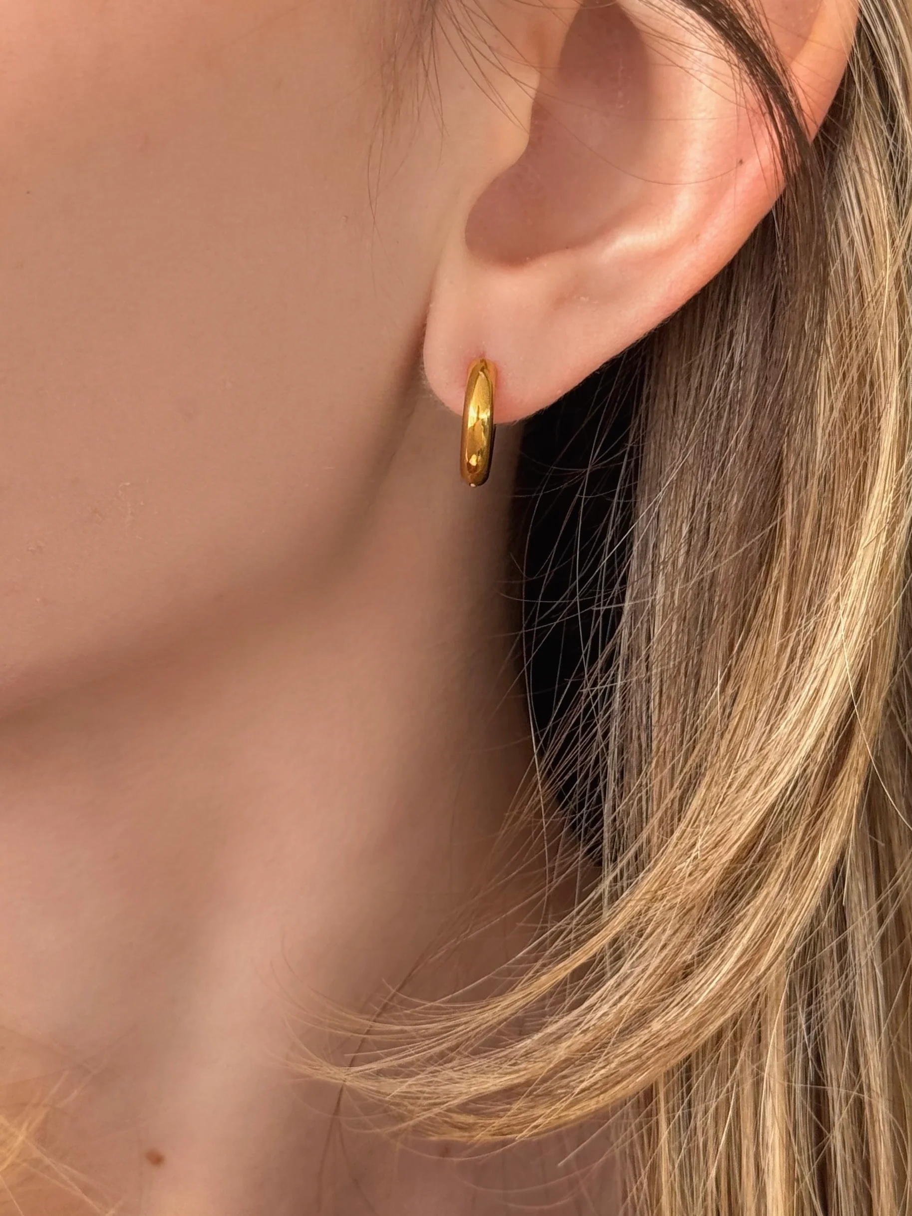 8MM GOLD THICK MINI HOOP earrings - Image 2