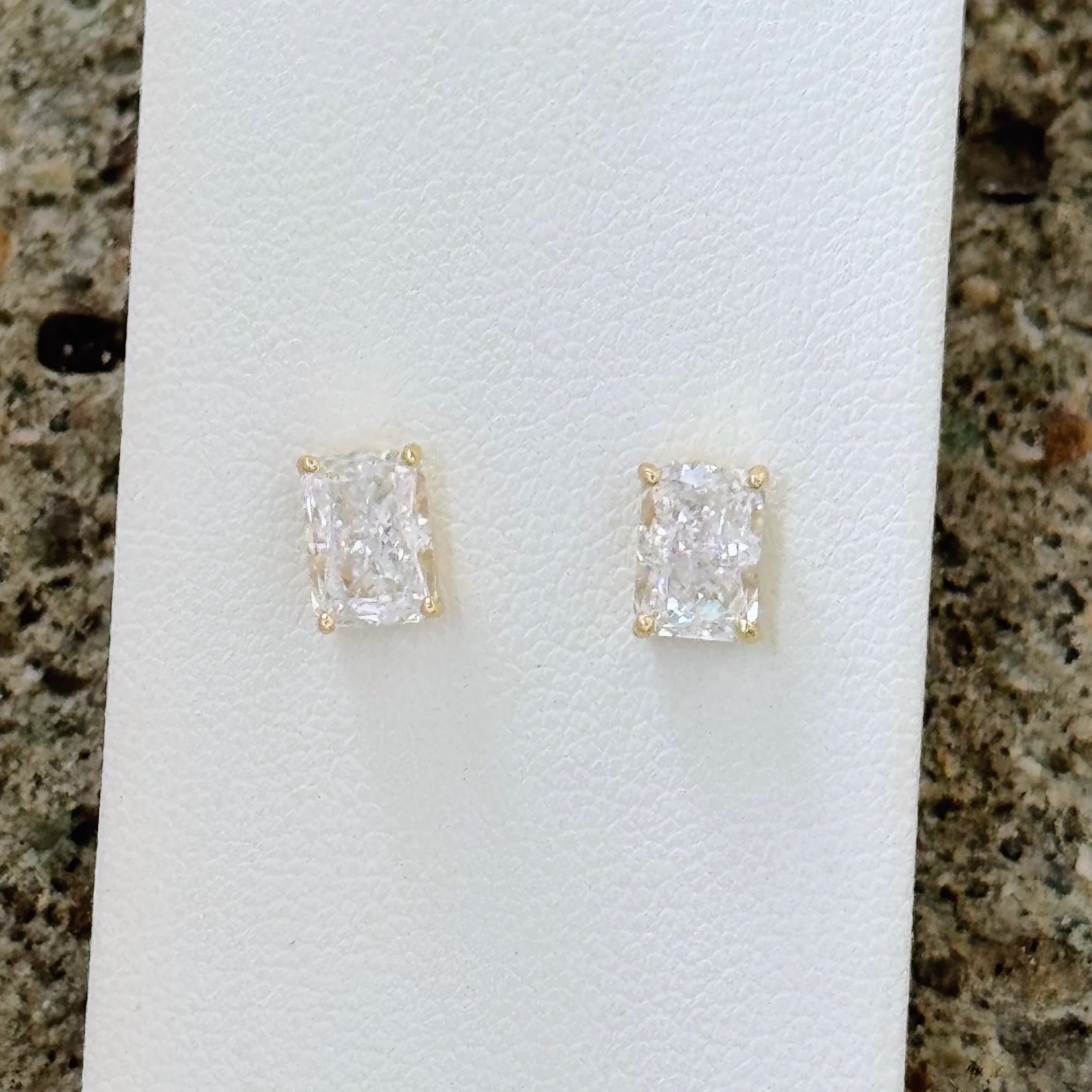 GOLD CRUSHED ICE RADIANT CUT STUD earrings - Image 2