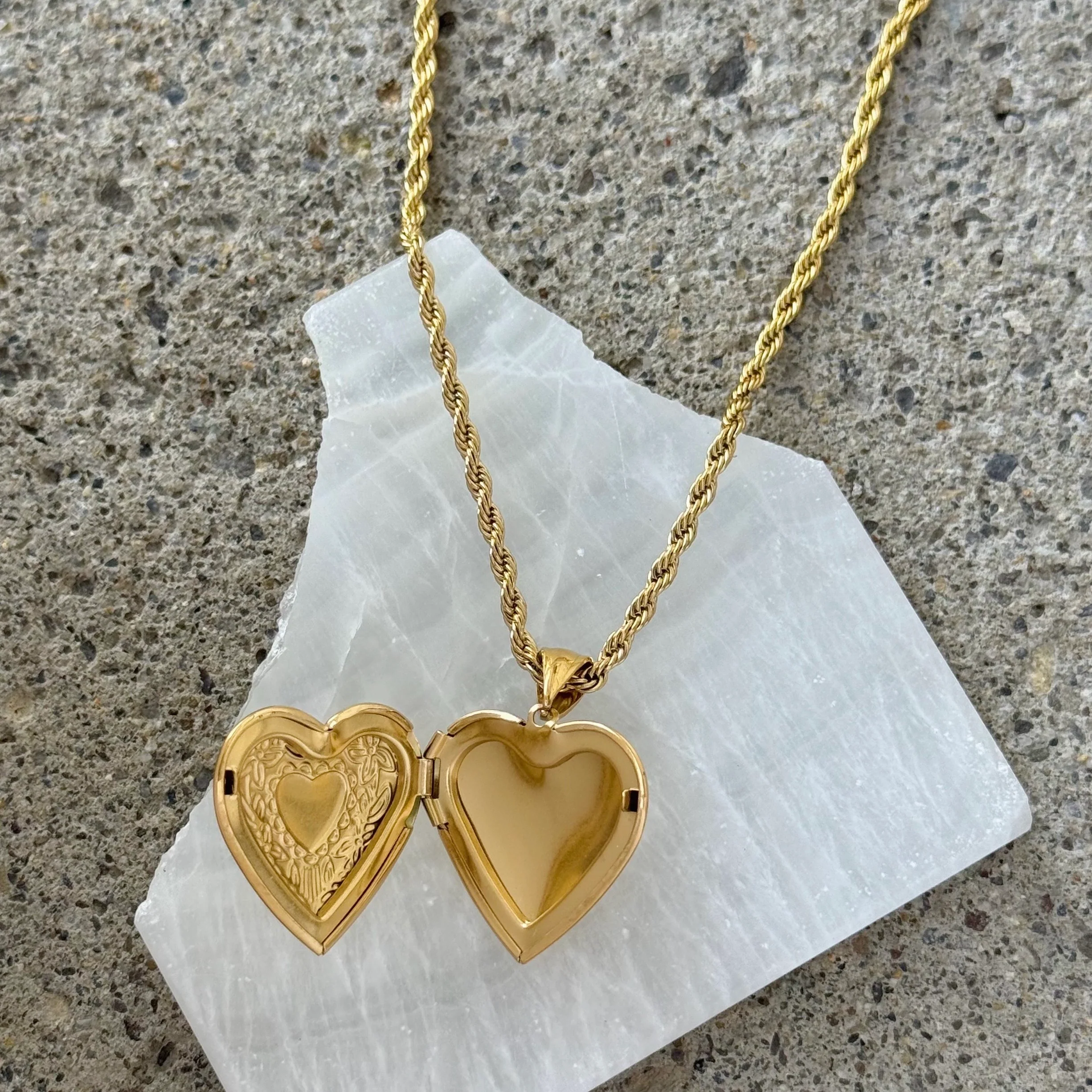 GOLD VINTAGE HEART LOCKET necklace - Image 2