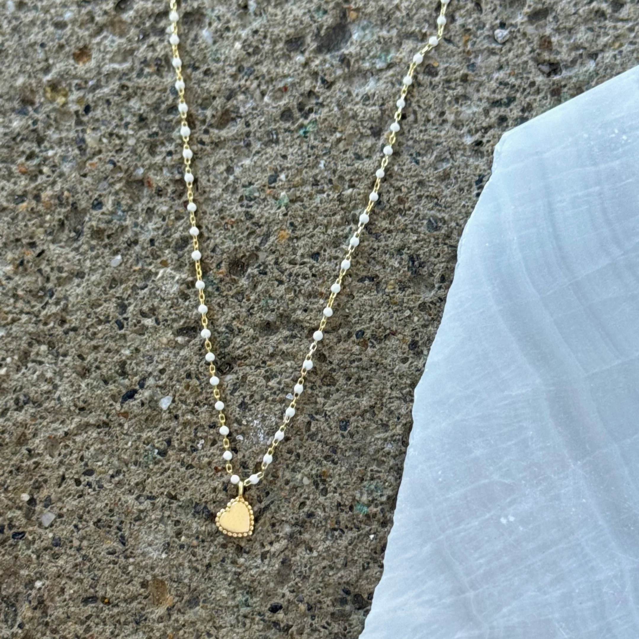 WHITE BEADED HEART SUPER MINI necklace
